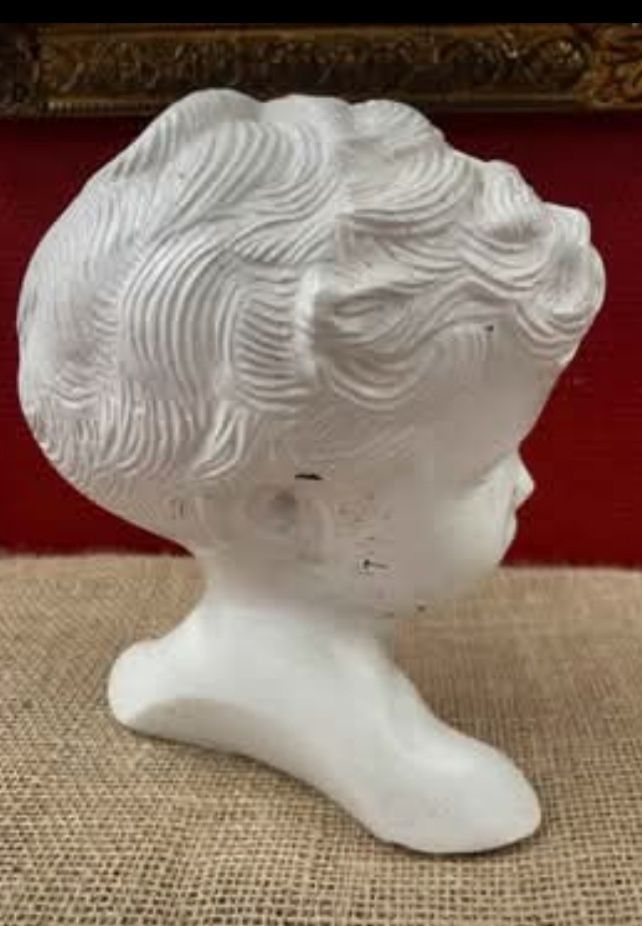 Moldura vintage e estatuetas desde 20€
