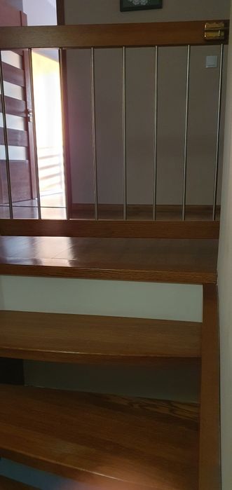 Bramka barierka zabezpieczającą na schody dla dzieci z litego drewna