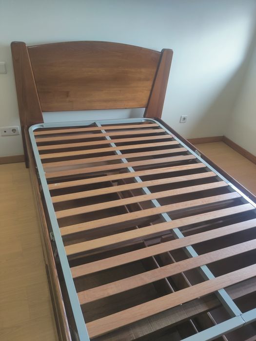 Cama em madeira com estrado e gavetas