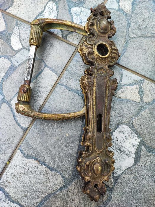 Stare szyldy,klamki,do drzwi mosiężne,rozstaw 8,9 cm.