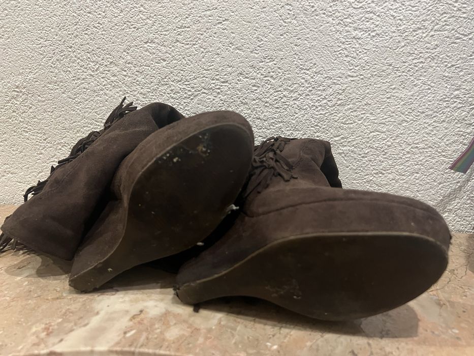 Botas de cano alto castanhas com franjas