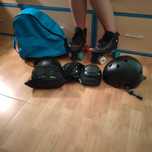 Patins de 4 rodas com capacete, joalheiras, cotoveleiras e saco .
