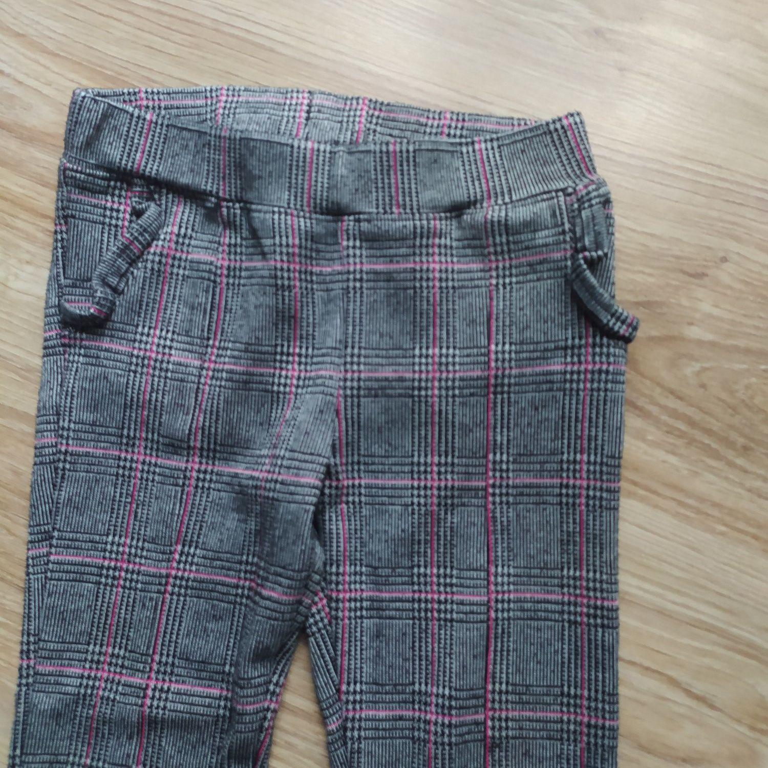 224-> tregginsy z grubego dżerseju H&M pepitka r.116 5-6Y