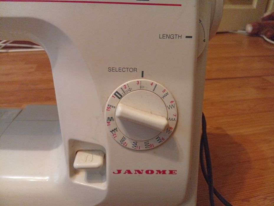 Продам отличную швейную машину janome