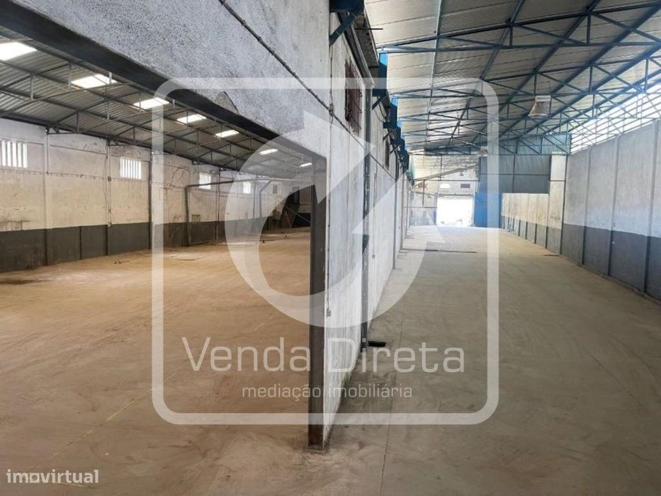 Armazém Industrial de 2 pisos com 2115 m² em Amiais de Baixo, Santa...