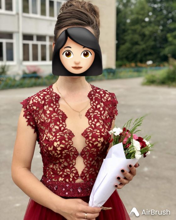 Червона сукня на випускний