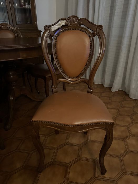 Conjunto de móvel e mesa com cadeiras