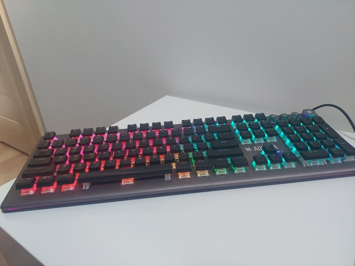 Sprzedam klawiaturę iBOX Aurora K-5 RGB (KGRD Red switch)
