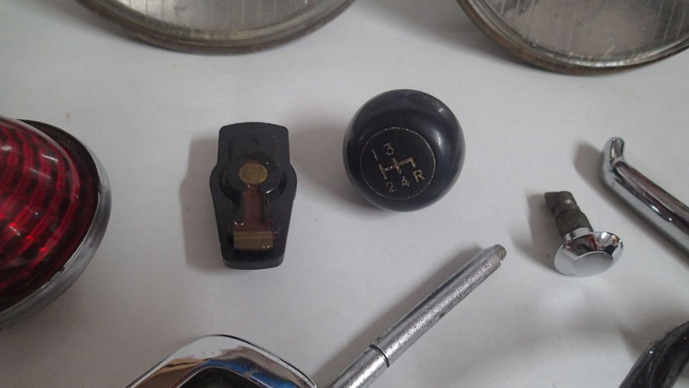 Lote de peças de automóvel antigas