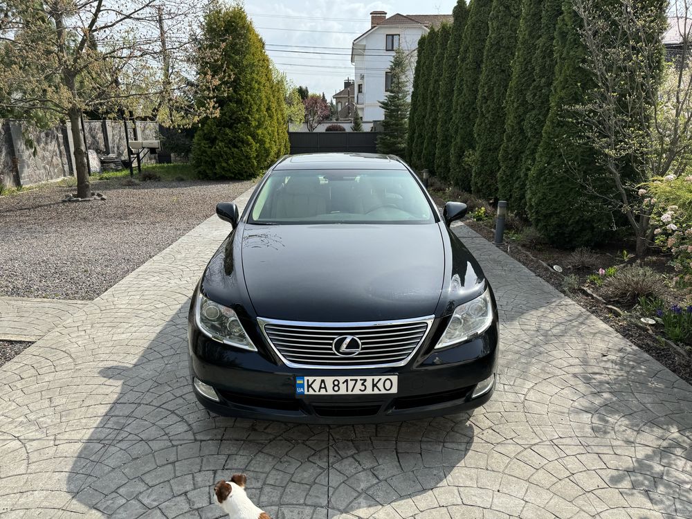 Lexus LS460L ottoman