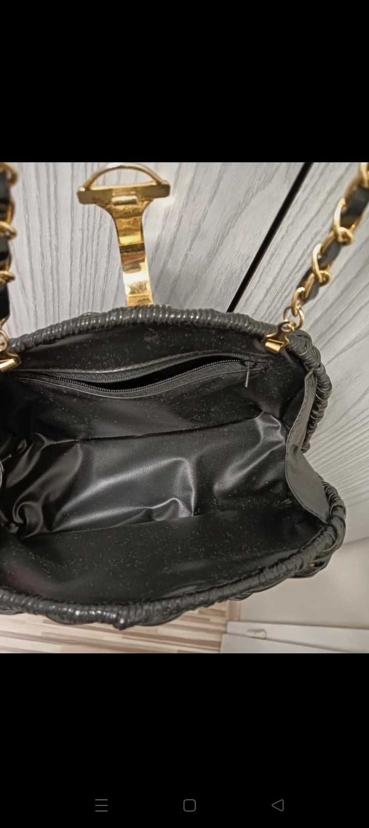 Czarna torebka pleciona na ramię z paskiem idealna na wieczór casual
