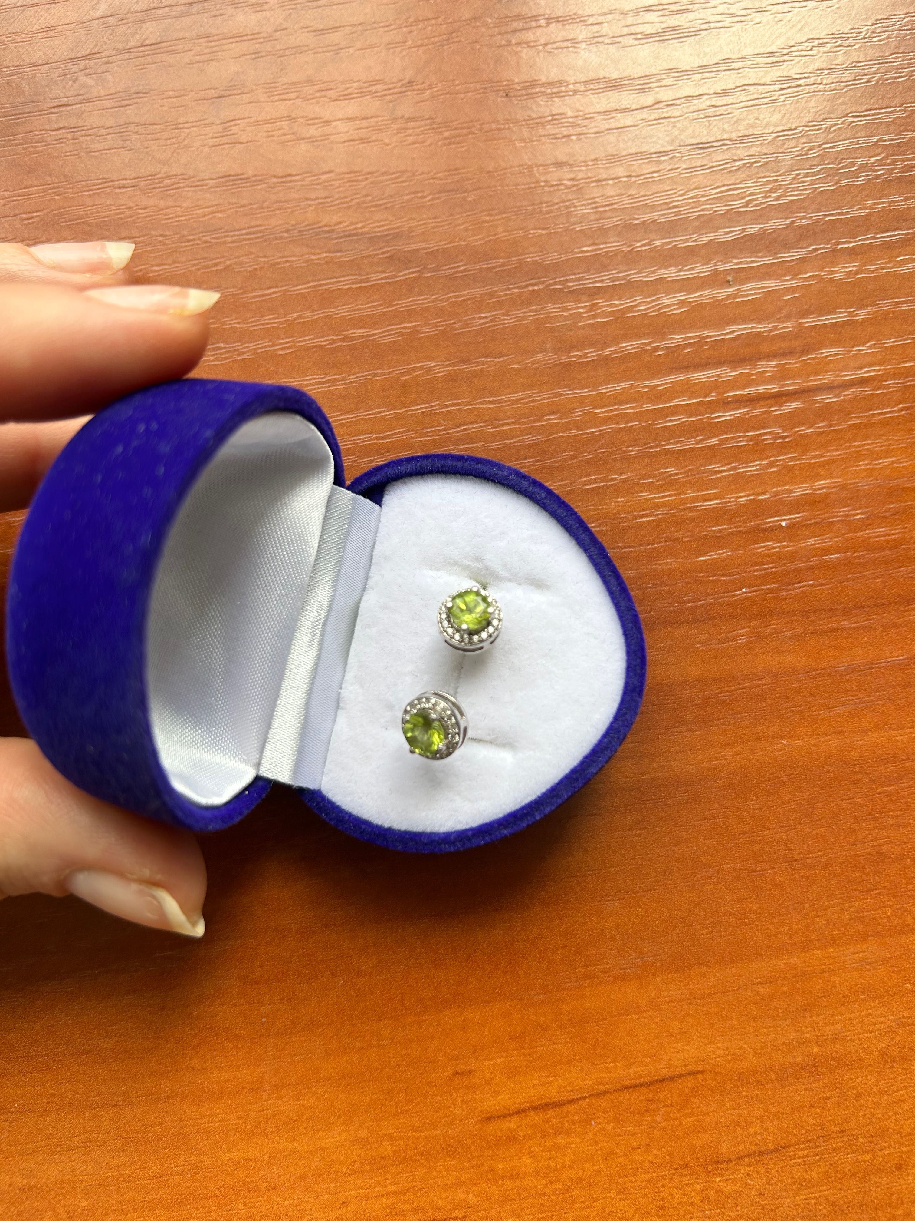 Продам серебряное женское кольцо, перстень  с большим камнем 925