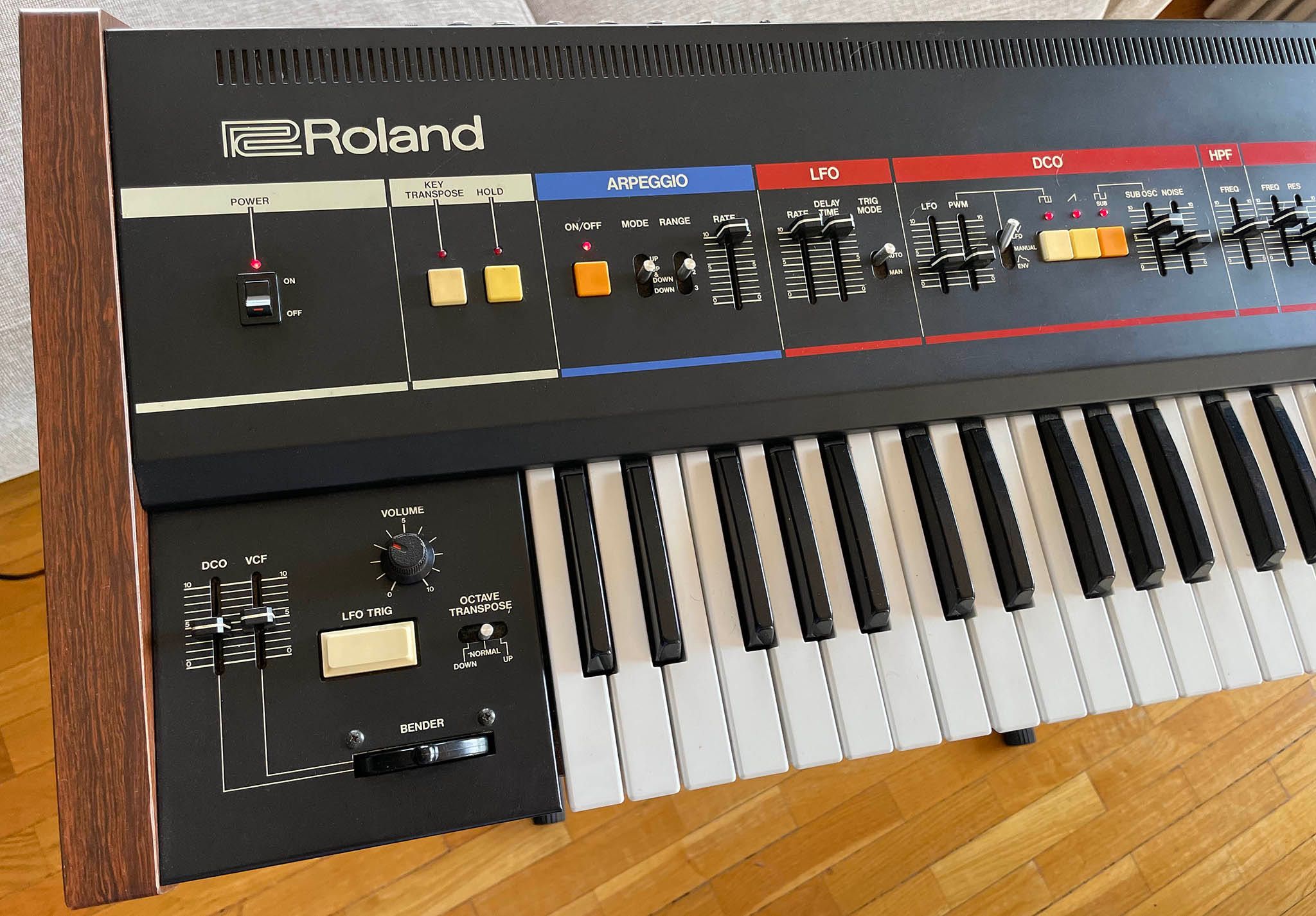 Roland JUNO 6, em estado de novo