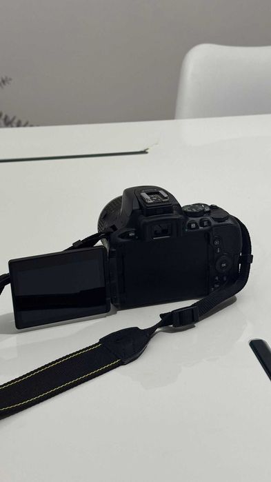 Nikon D5500 + Lente 18-55 mm VR II + Carregador – Excelente Estado