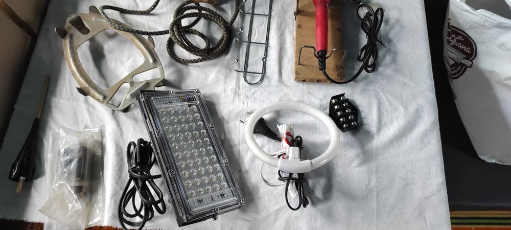 Світлодіодний ліхтар фонар електроніка утюг праска тройнік світильник