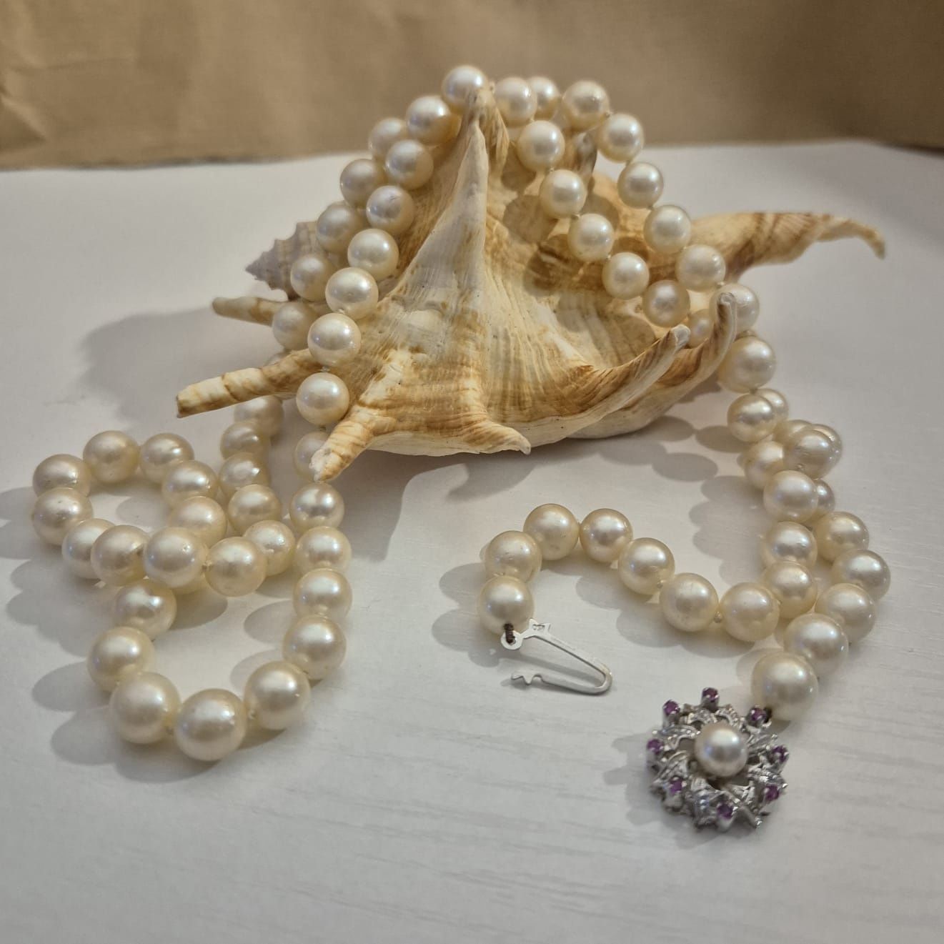 Naszyjnik z pereł hodowanych, słonowodnych,białe złoto i szafiry