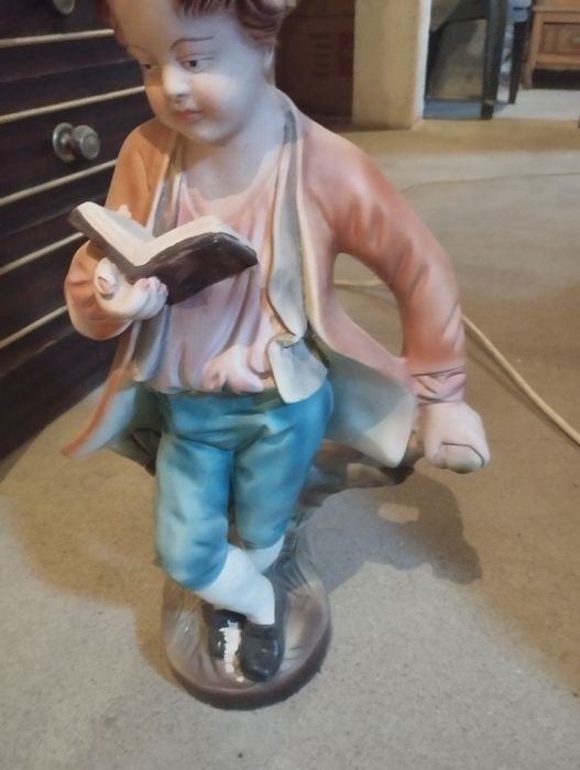 Estatueta menino estudante