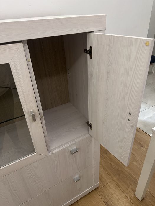 Witrynka z przeszkledniem z LED z litego jasnego drewna