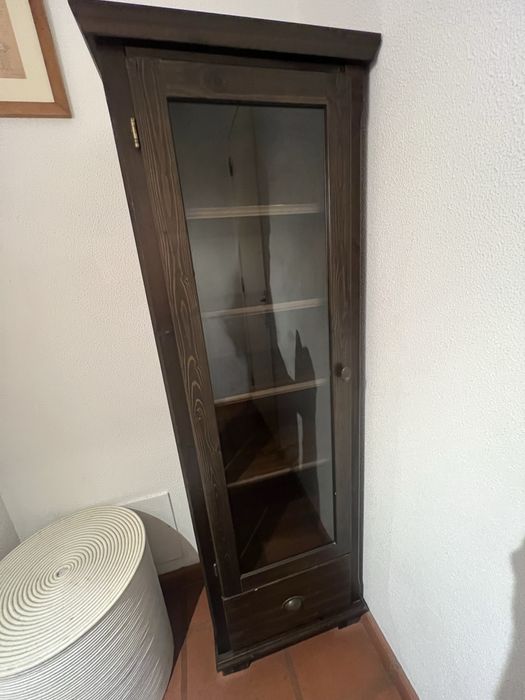 Estante de madeira com porta de vidro