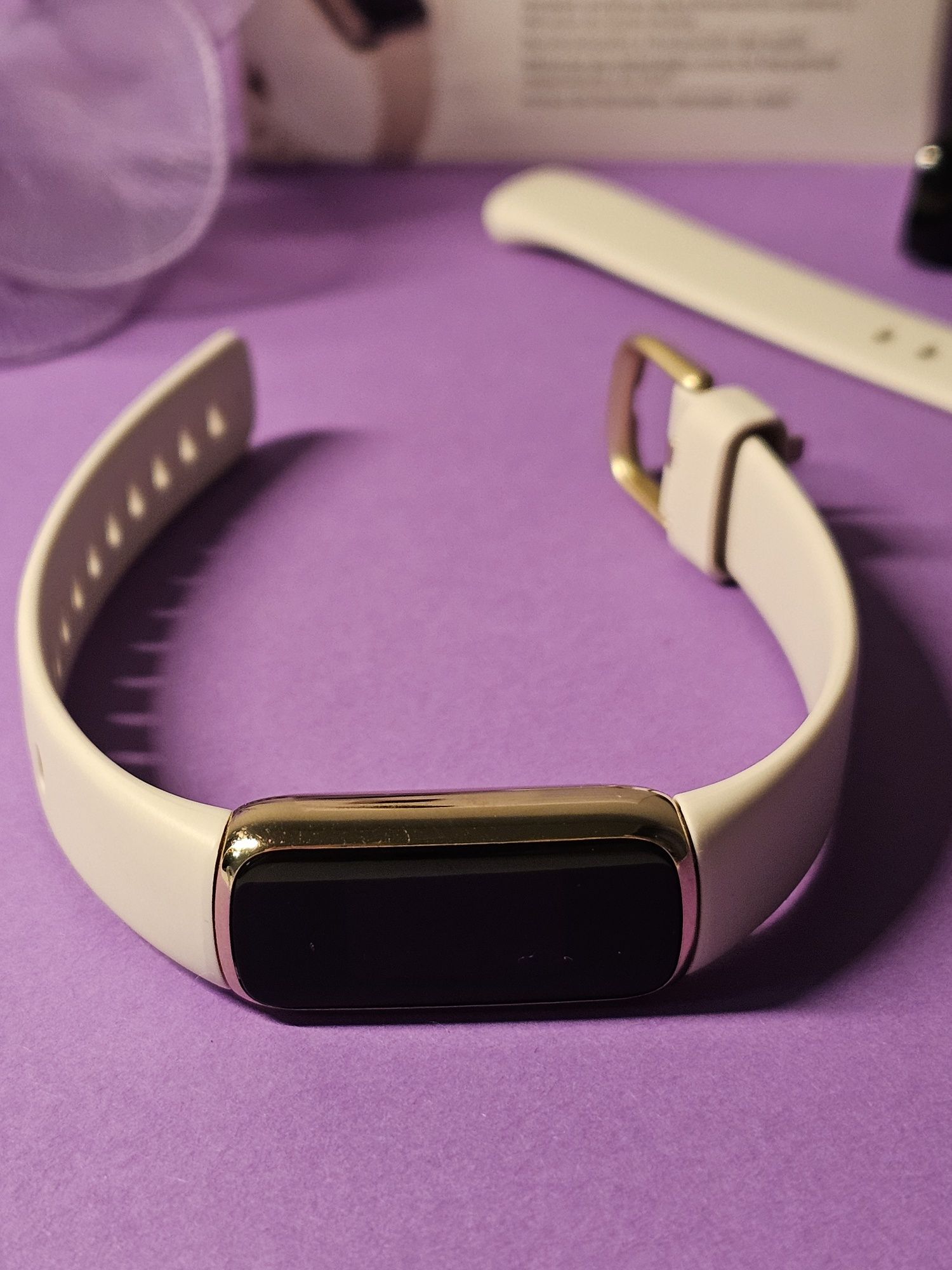 Fitbit Luxe Lunar White - найелегантніший фітнес-браслет