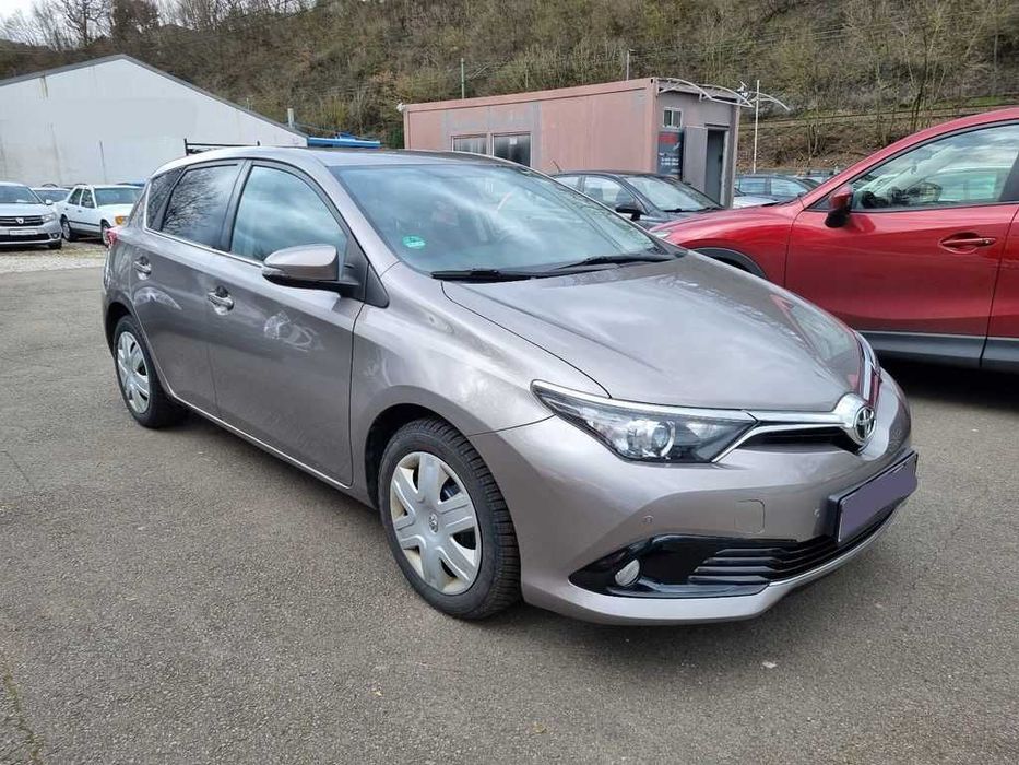 Бампер передній Toyota Auris E18 запчастини, разборка Тойота Ауріс Е18