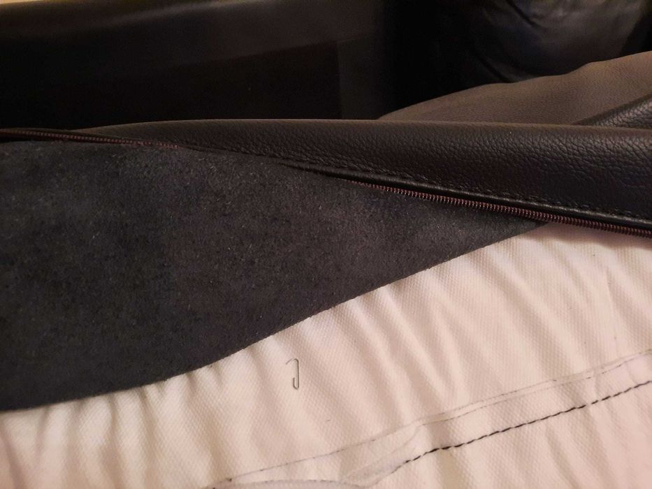 Sofá com Chaise Long, em pele preta