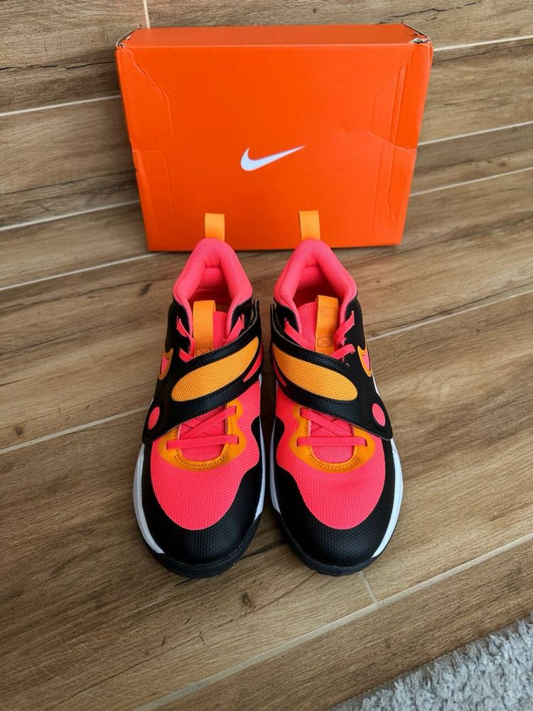 Кроссовки Nike Team Hustle