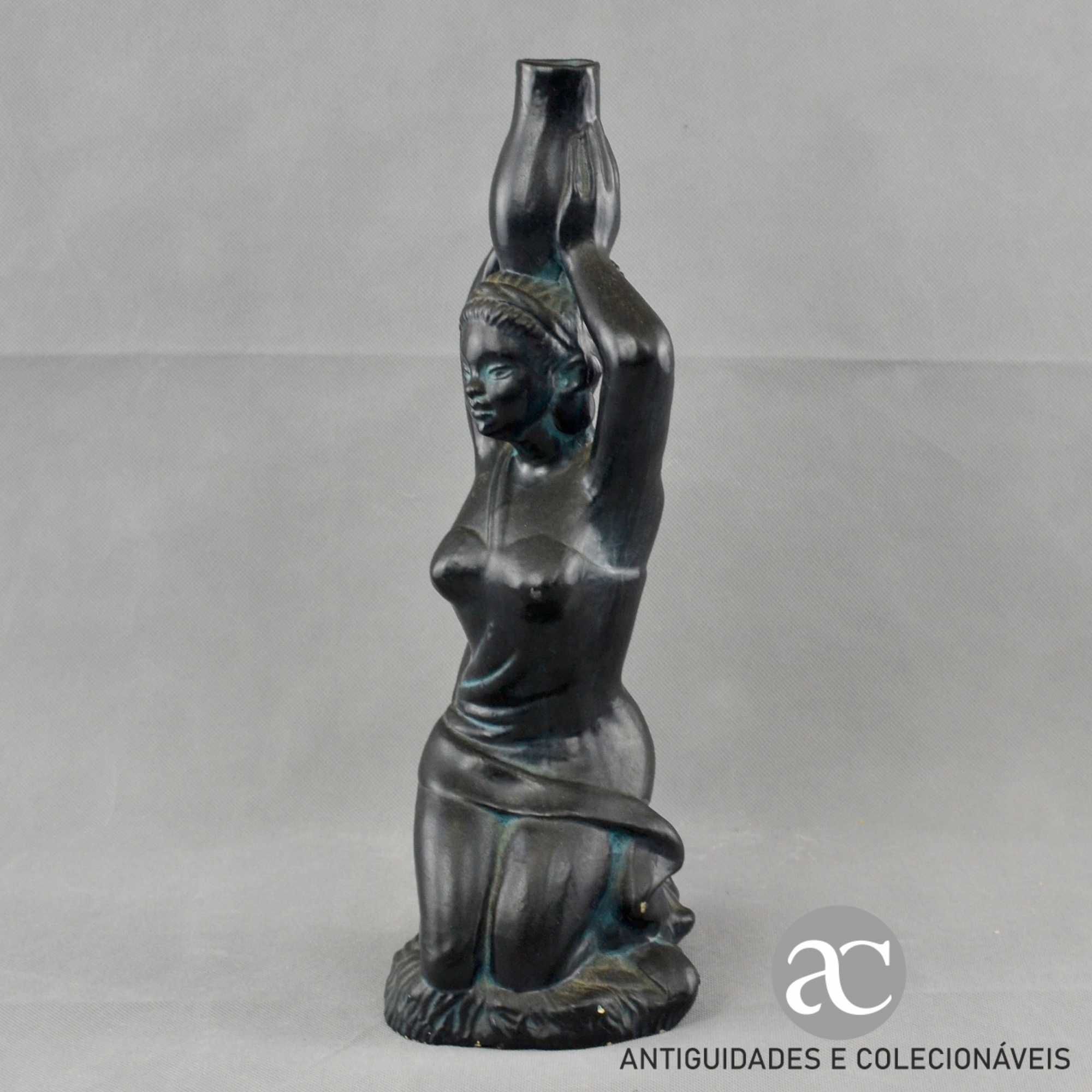 Vintage - Escultura de mulher com cântaro à cabeça em terracota
