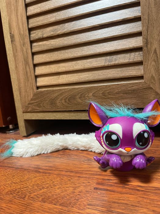 Дитяча іграшка розмовляюча з хвостом який світиться і очами