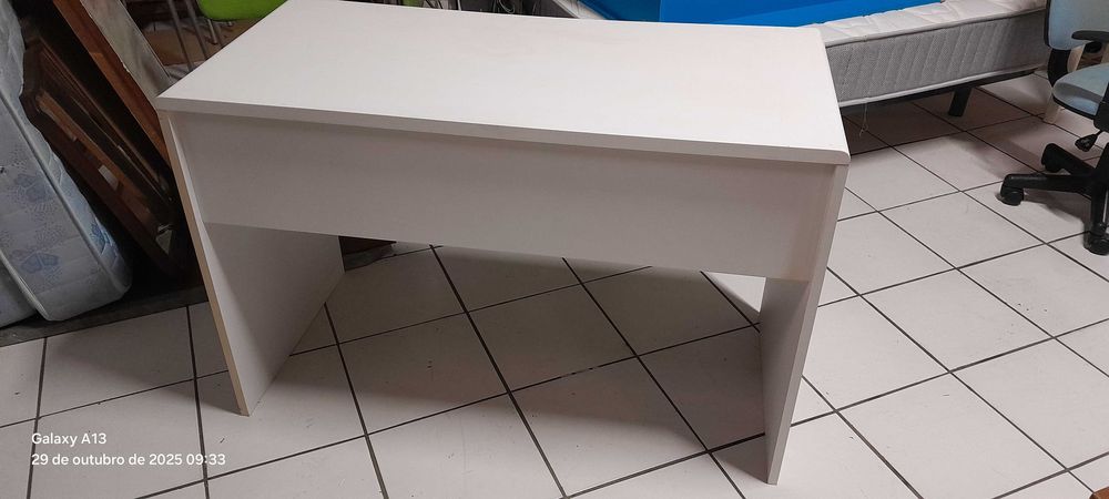 3 secretárias em diversas cores