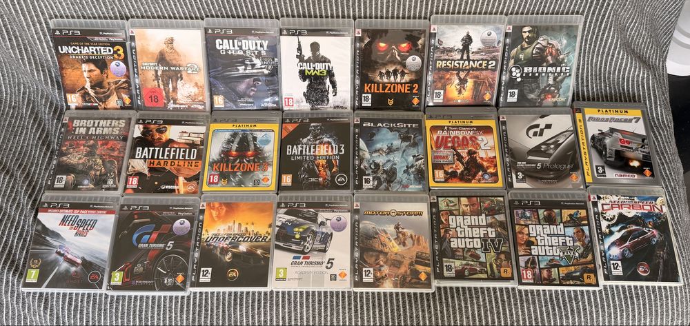 Playstation 3 Super Slim 500GB, com 3 comandos com base e 23 Jogos