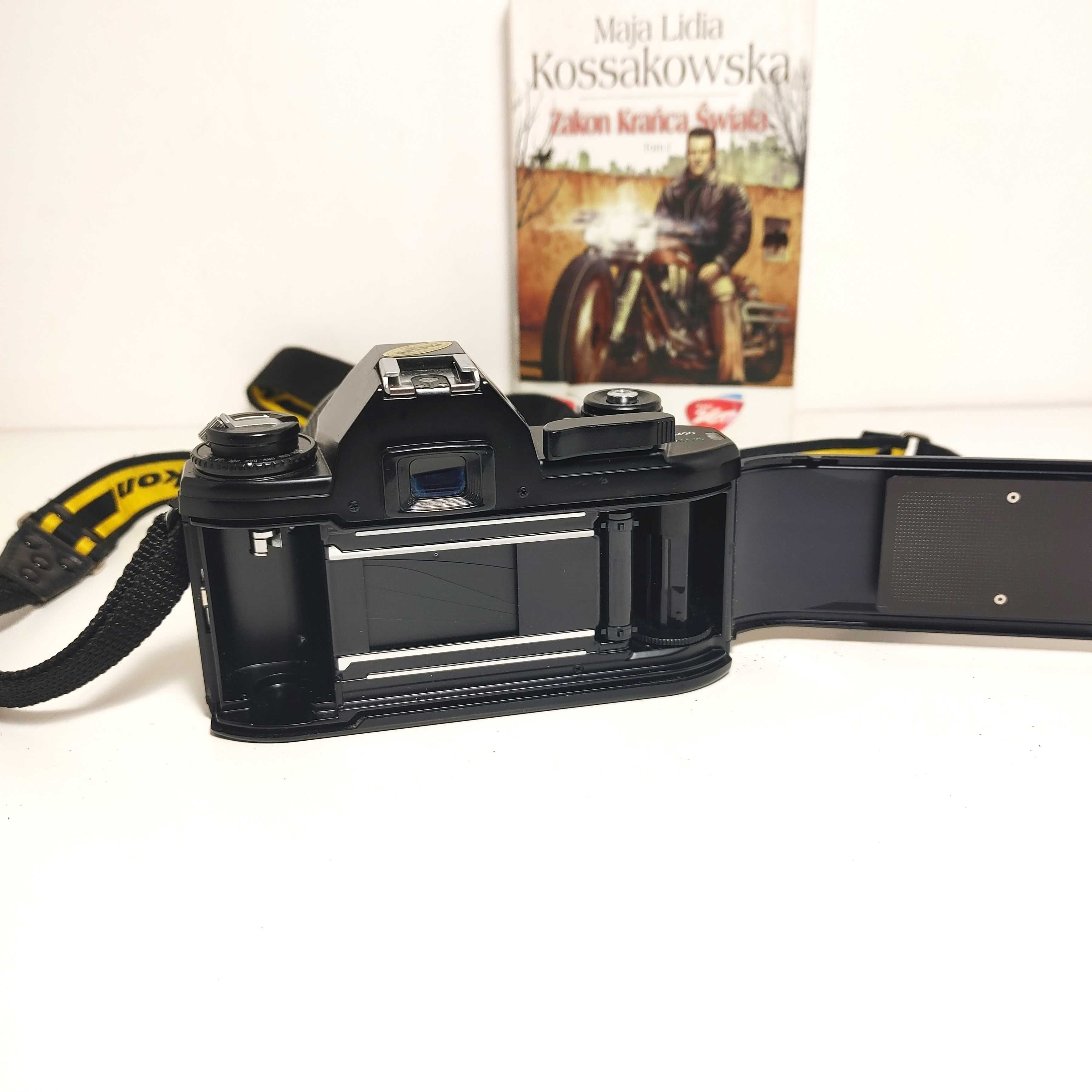 Niezawodna Lustrzanka NIKON EM z Nikon Lens Series E 36-72 mm 1:3,5