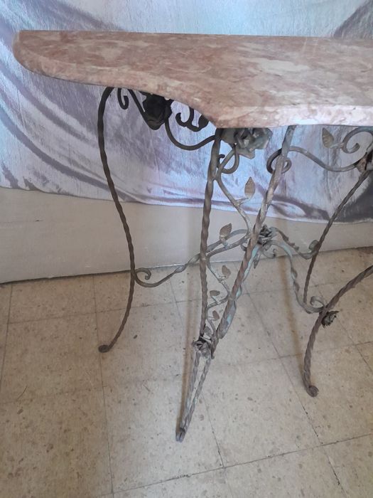 Mesinha antiga em ferro