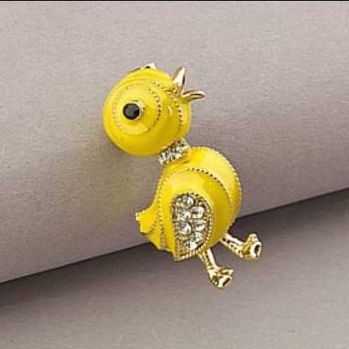 Стилька брошка жовте курча