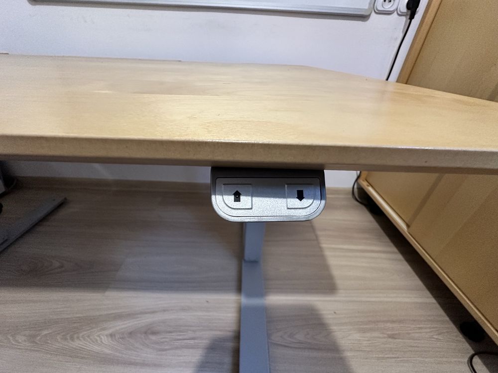 Biurko Kinnarps z elektrycznym sterownikiem