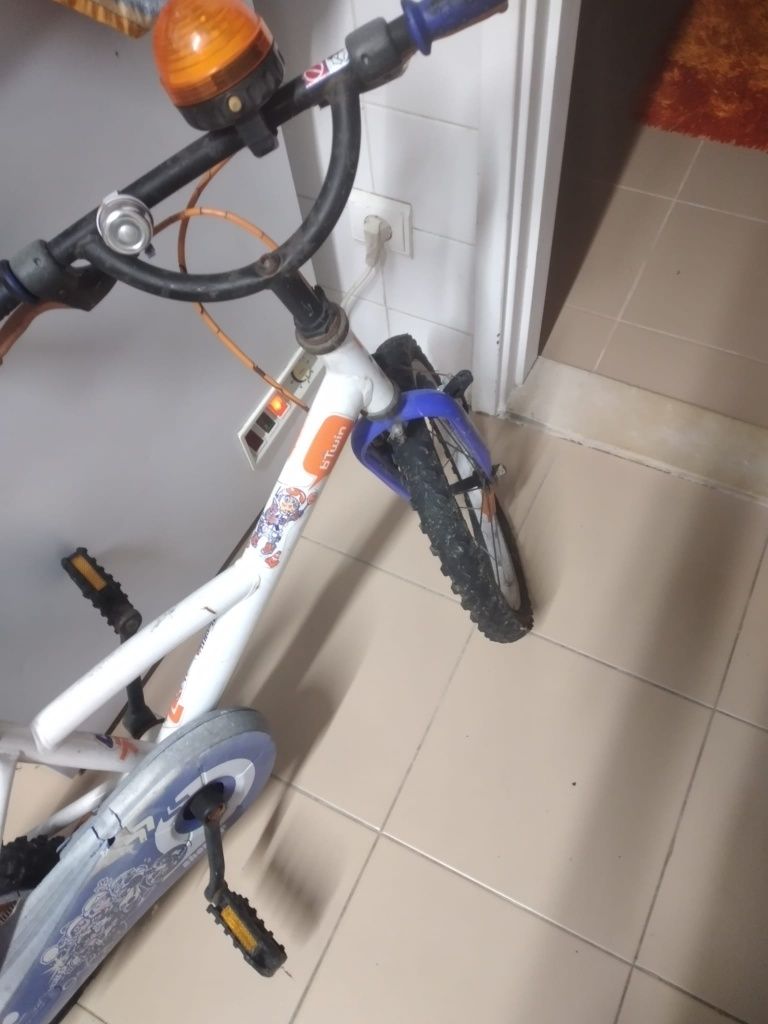 Bicicleta roda 10 pneu da frente com corte