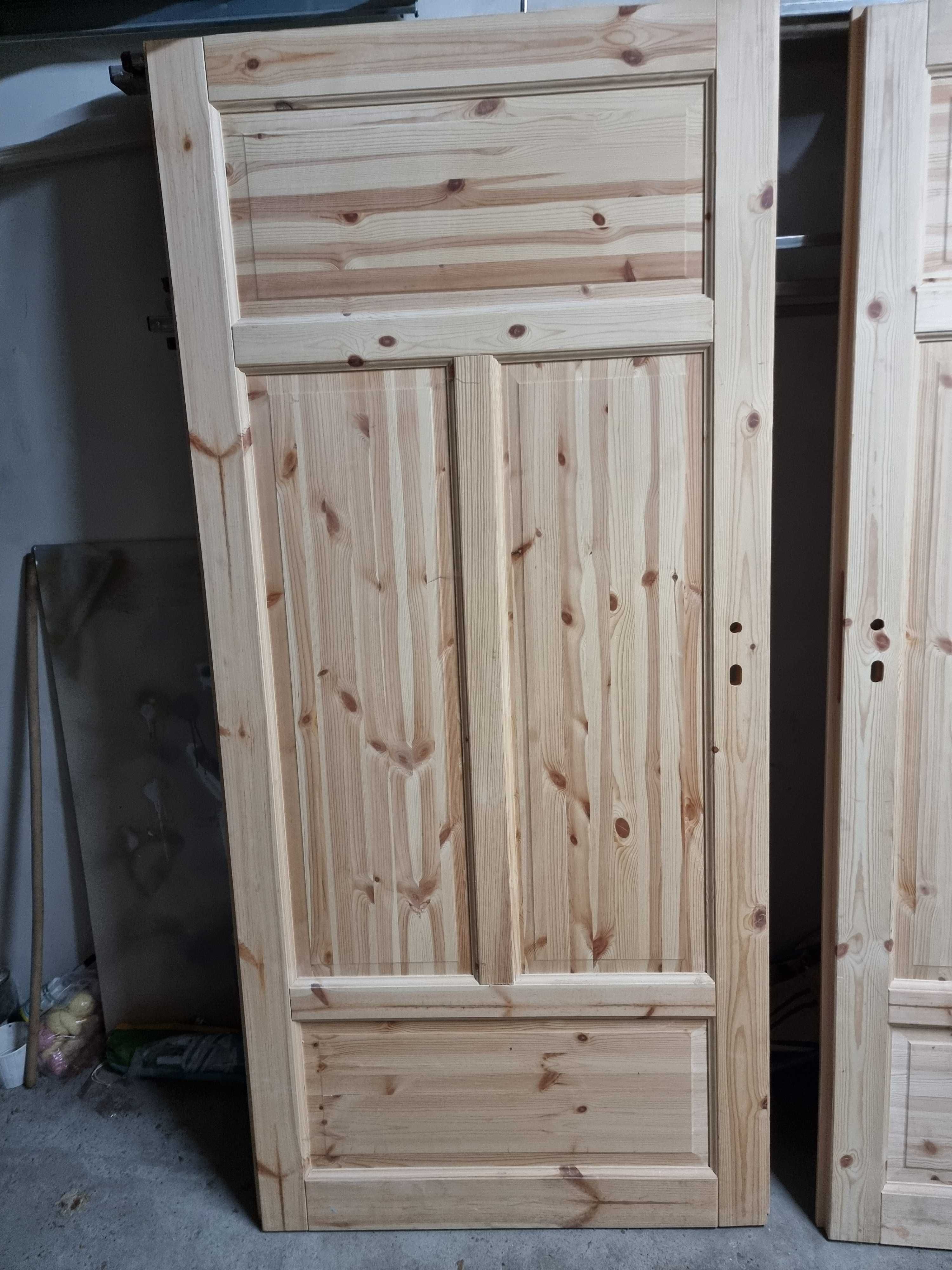 Drzwi sosnowe nowe.