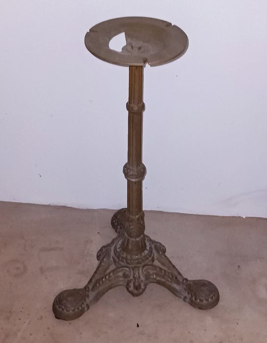Pé de mesa em ferro fundido