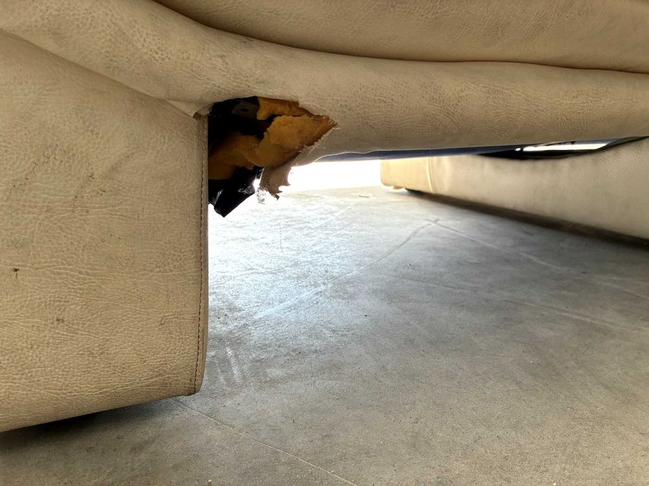 Sofá de 3 lugares em pele branca - Qtd. 1 Und.