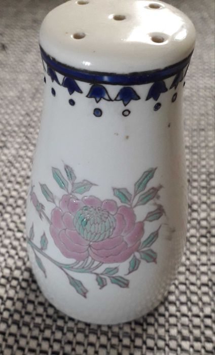 Saleiro com brasão e flor cor de rosa