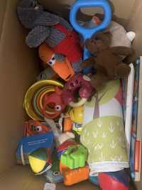 Karton zabawek pluszaki wieza do ukladania dla maluchów
