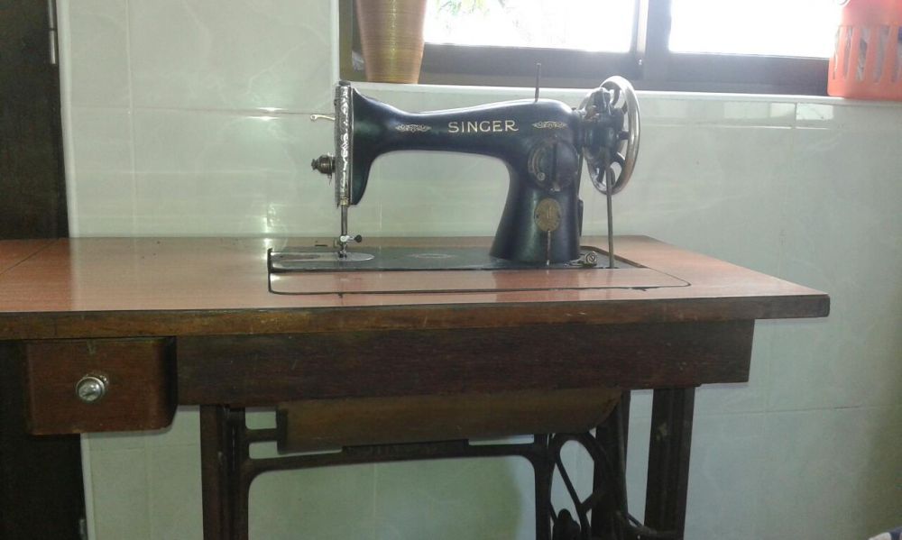 Vendo maquina de costura muito antiga a trabalhar