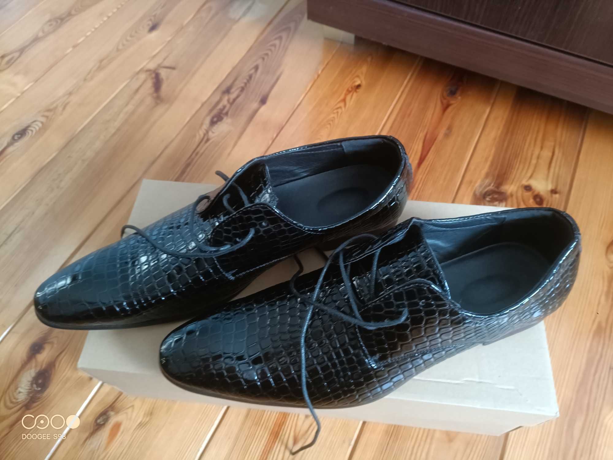 Skórzane buty z wytłoczonym wzorem aligatora, krokodyla.