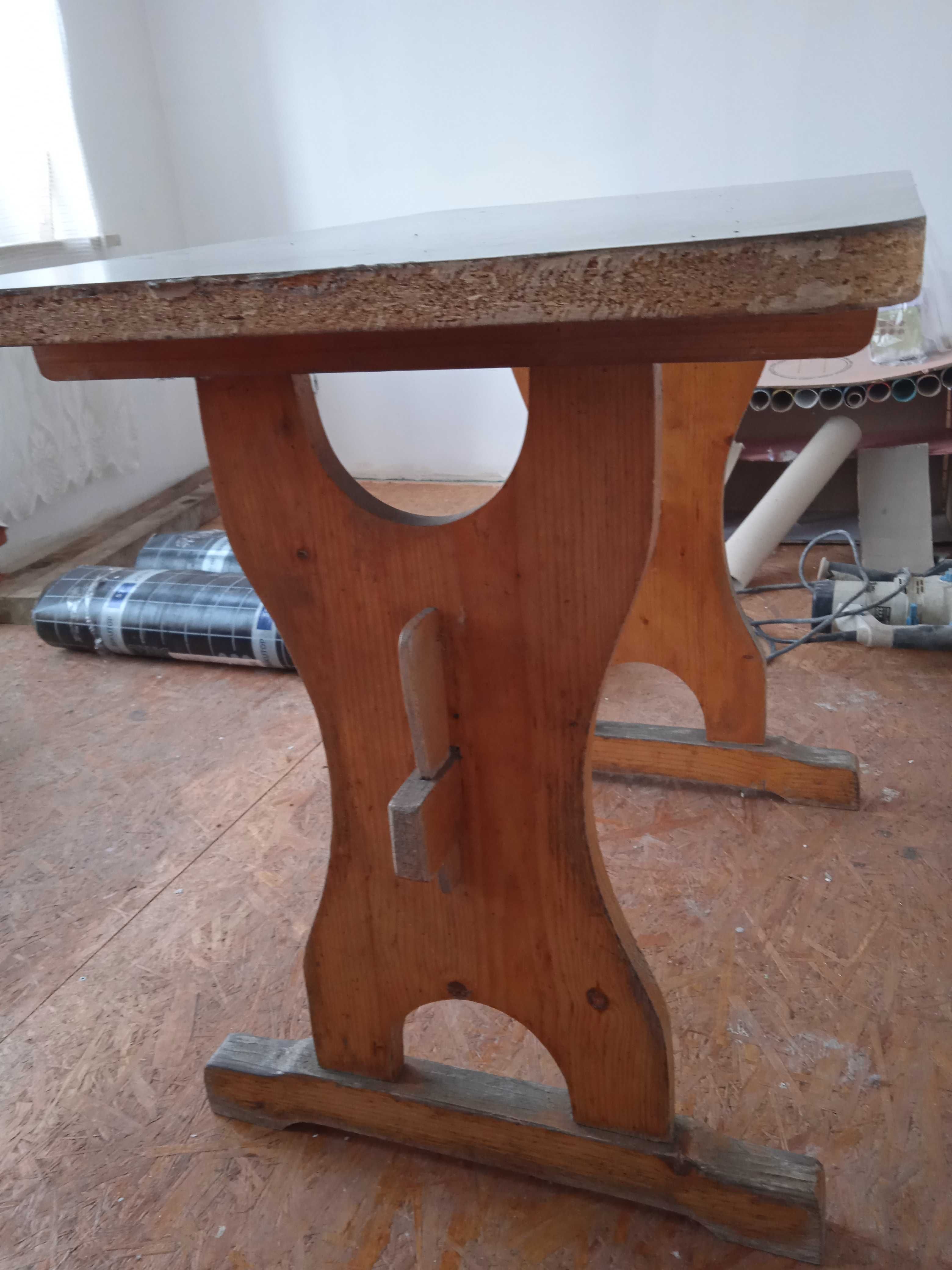 Solidny stolik drewniany do altanki, na taras