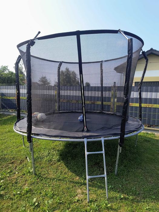 Trampolina z drabinka i siatka