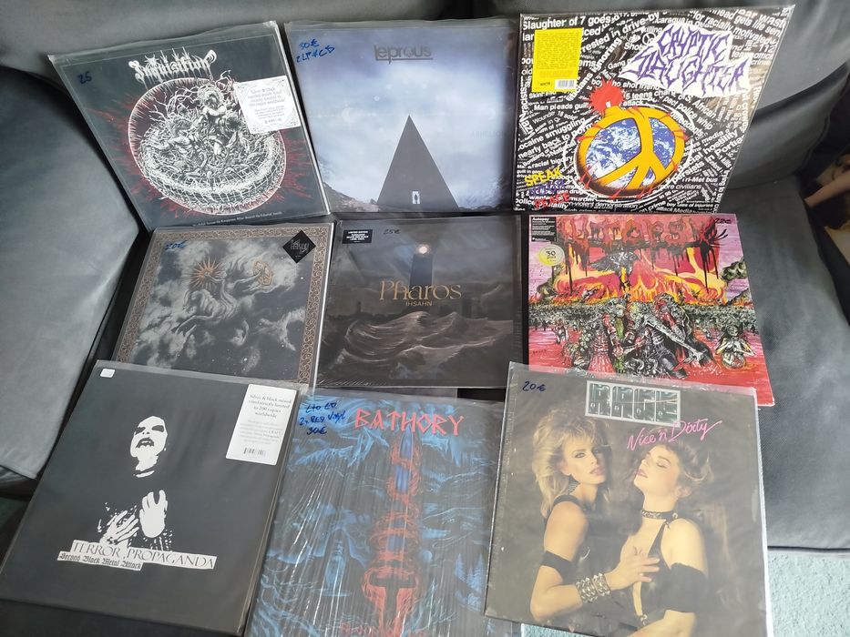 Vários discos de vinil de metal e Hard Rock