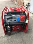 Новий генератор honda eu70is