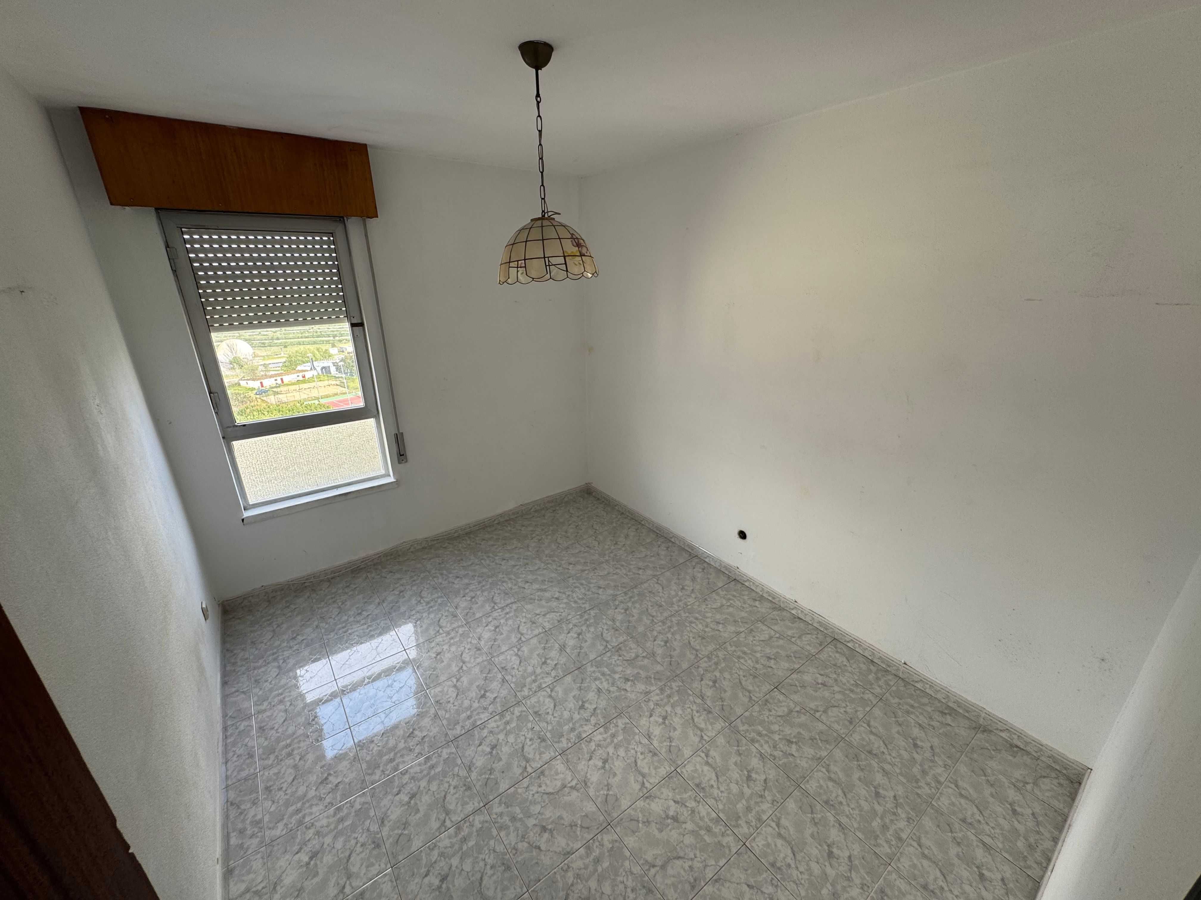 T3 espaçoso, com arrecadação e 2 casas de banho