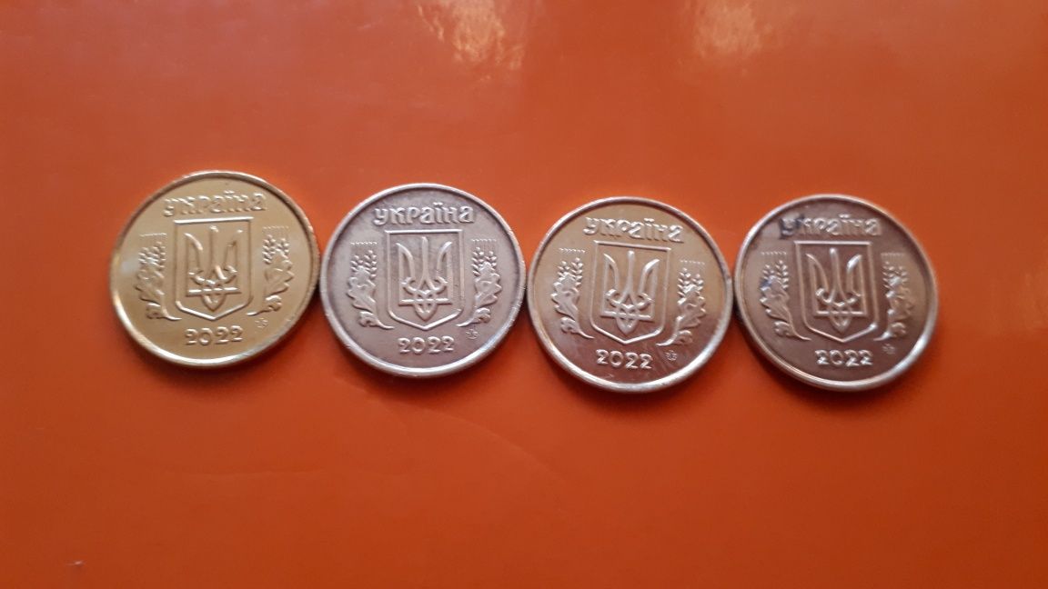 Монеты Украины 10 копеек 2022 года с оборота разный метал состояние на