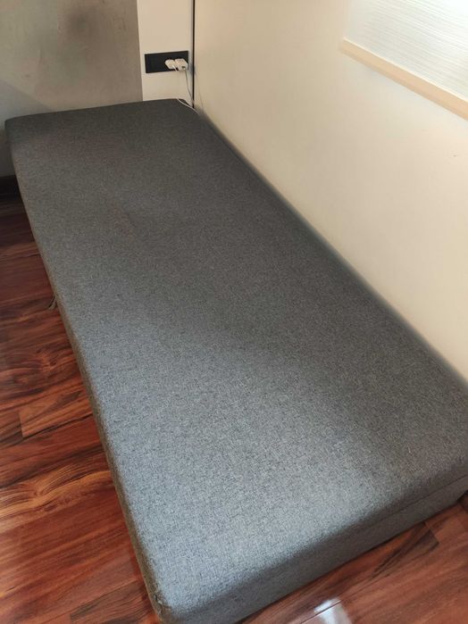 Sprzedam Tapczan popielaty z pojemnikiem na pościel w b. dobrym stanie